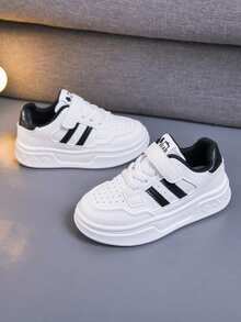 1双男女通用休闲运动鞋，时尚四季两件式运动鞋，PU拼接材质，透气内里，柔软舒适的外底，适合上学、户外跑步、度假、旅行及各种场合。 - 黑與白 - 查看 3