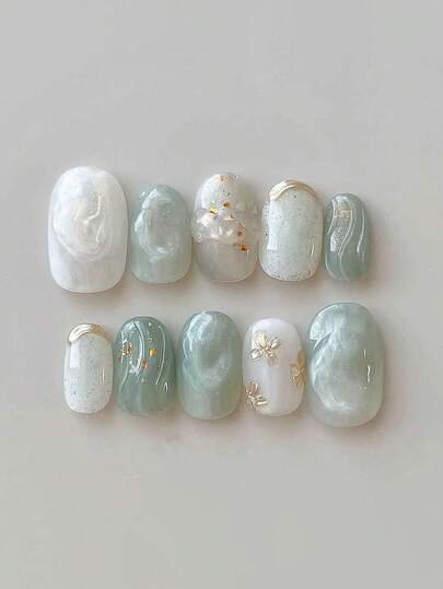 10片纯手工制作的按压式美甲贴片，短款椭圆形美甲贴片，薄荷绿美甲贴片，清爽优雅的中国风，薄荷绿渐变色，饰以手绘金色花线和纹理图案，闪闪发光，温柔优雅的按压式美甲贴片，适合女性和女孩，春夏秋冬节日派对和日常使用。