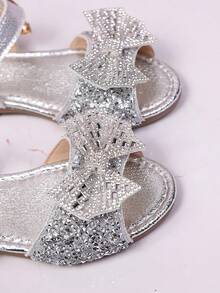 1双银色幼儿/小女孩平底凉鞋，柔软皮革，彩色水钻蝴蝶结装饰，经典露趾设计，防滑软底，魔术贴搭扣，时尚公主凉鞋，适合3-12岁儿童，日常、假日、派对、2026春夏款 - 銀色 - 查看 5