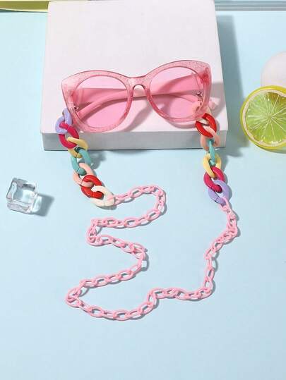 一套包含一副男女童（3-8岁）复古猫眼框轻便时尚眼镜和一条环形扣眼镜链，方便旅行拍照，并附赠眼镜盒。