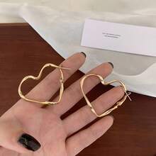 A Pair Of Simple Versatile Hollow Heart-Shaped Earrings - 金色的 - 查看 7
