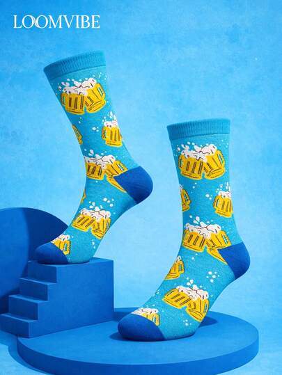 1双男士活力啤酒杯主题中筒袜（浅绿松石色底，饰以泡沫啤酒杯图案，搭配藏蓝色袜口和袜底）。采用吸湿排汗、防臭面料，柔软舒适，充满活力，时尚有型。