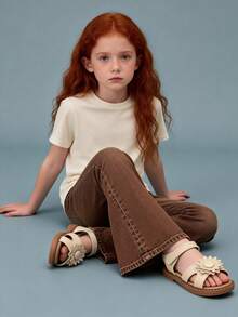 1双米色雏菊装饰软皮女童凉鞋，防滑平底交叉绑带+踝带，甜美清新风格，热门单品，好评如潮，舒适柔软鞋底，理想的儿童假日凉鞋