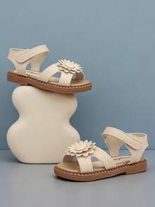 1双米色雏菊装饰软皮女童凉鞋，防滑平底交叉绑带+踝带，甜美清新风格，热门单品，好评如潮，舒适柔软鞋底，理想的儿童假日凉鞋