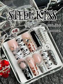 原创设计，手工制作，10片朋克风亚克力美甲贴片，长方形假指甲，短鸭指甲。斑马纹和豹纹的完美融合，让你成为独一无二的朋克女孩。黑色法式甲尖，铬合金铆钉元素和美甲饰品，高级心形美甲宝石，重金属质感和巧妙设计，让你的双手…… - 彩色 - 查看 14