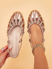 Women's Flat Platform Sandals, Featuring A Hand-Woven Upper Made Of Golden PU Material, With An Oval Closed-Toe Design And Cross-Woven Straps. Perfect For Parties, Festive Occasions, And Outdoor Activities. These Shoes Come In A Variety Of Styles, Offering Lightweight, Breathable, And Comfortable Wear With Excellent Anti-Slip Functionality, Making Them An Ideal Choice For Women. - 香檳色 - 查看 1