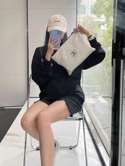 CHANEL Materiel Beige Soft Square Storage Bag, Makeup Bag, Three-Dimensional Round Double C Print Decoration, With Black Zipper And Round Hanging Details, Large Capacity Can Store Beauty And Skin Care Items, Portable And Lightweight, Suitable For Daily Commuting, Home Tidying And Spring Outing, Can Also Be Used As A Practical Item For Girlfriend's Birthdays And Holiday Gifts