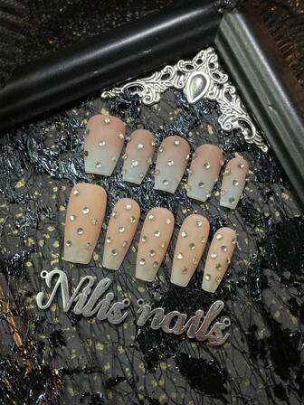 10-delars handgjord kort kistortad nagelkonst-set, 2 typer av nagelkonst att välja mellan, ljusrosa nagelkonst, vit tie dye, 3D tredimensionell diamantdekoration, nagelkonst-set i Y2K-stil, lämplig för tjejers vardagskläder, såväl som för fester, temafester och andra aktiviteter, setet innehåller 1 mini-nagelfil och 1 dubbelsidig självhäftande etikett.