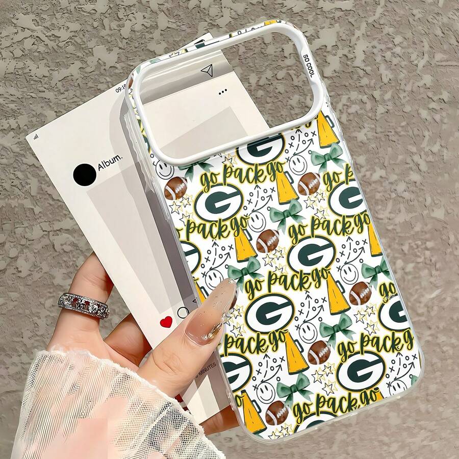 Estampado de los Green Bay con elementos de fútbol americano. Esta elegante funda es compatible con los modelos 17, 16, 15, 14 Pro Max, 13, 12, 11, XR y XS Plus. Fabricada en silicona TPU, ofrece protección contra golpes y caídas, además de una sensación superior. Es un regalo ideal para familiares, amigos y seres queridos, y una opción perfecta para Año Nuevo. - Plateado - Ver 1