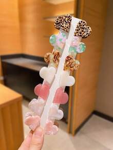 Conjunto de 2 presilhas de cabelo femininas multicoloridas em formato de coração com estampa de leopardo e detalhes em formato de coração. Design simples e moderno, ideal como acessório de cabelo para presentear meninas e perfeito para usar no dia a dia. - Multicolorido - Ver 4