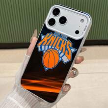 La funda de teléfono con espejo y diseño del logo de los New York Knicks funciona también como espejo y es compatible con  17,  16 Pro Max,  15 Pro Max,  13 y  12. Fabricada en TPU resistente, ofrece una excelente protección contra golpes y caídas. Un regalo perfecto para aficionados al baloncesto, familiares, amigos y ocasiones especiales como cumpleaños, días festivos y celebraciones de partidos. - Plateado - Ver 3