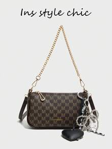 这款全新时尚经典单肩包采用防水PU材质，饰有M形印花、金属链条和黑色心形吊坠。这款法式手提/单肩包是购物的理想之选。 - 咖啡 - 查看 2