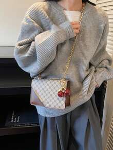 这款时尚百搭的棕色单肩包饰有红色樱桃吊坠，尽显女性柔美气质。包身采用双磁扣设计，顶部配有金属链条肩带，可单肩背、斜挎或手提。内部空间足以容纳口红、钥匙、化妆品等日常必需品，适合通勤上班、购物、约会或日常使用。 - 咖啡 - 查看 6