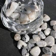 100克天然黑斑白月光石碎石，适合作为节日礼物、家居装饰、DIY工艺品、水族箱、花盆和工艺装饰品。 - 黑與白 - 查看 2