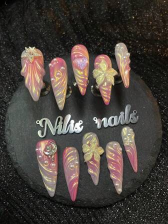 10 st. stiletto akrylnagelkit, rosa naglar, vit tie-dye, 3D tredimensionell stjärna, måne och pärla nageltillbehör dekoration, vackra hjärtformade nagelstenar, handritade 3D stereo geometriska mönster, 3D snidade blommor, Y2K-stil nagelkonst set, mycket lämplig för kvinnor och flickor för temafester och ceremonier och vardagligt bruk (inklusive: en bit gelélim och en friktionsremsa) nageltillbehör