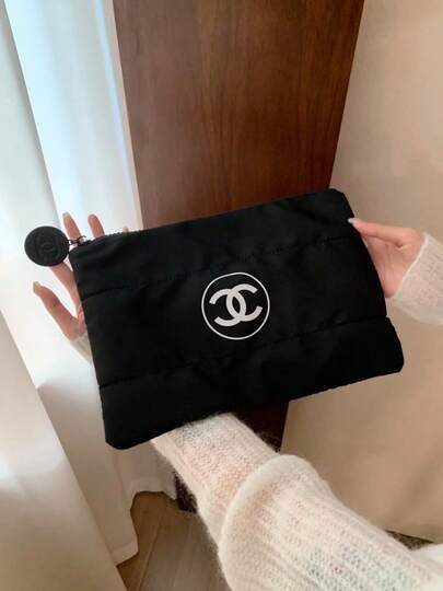 CHANEL Bolsa de almacenamiento cuadrada clásica negra, con adorno de estampado de doble anillo blanco redondo, con cremallera del mismo color y detalles de decoración colgante redonda, de tela suave y gran capacidad para contener productos de belleza y cuidado de la piel, portátil y fácil de almacenar, adecuada para viajes diarios, almacenamiento en el hogar y escenas de transporte en otoño e invierno, también se puede usar como regalo festivo para familiares y amigos.