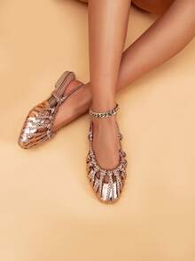 Women's Flat Platform Sandals, Featuring A Hand-Woven Upper Made Of Golden PU Material, With An Oval Closed-Toe Design And Cross-Woven Straps. Perfect For Parties, Festive Occasions, And Outdoor Activities. These Shoes Come In A Variety Of Styles, Offering Lightweight, Breathable, And Comfortable Wear With Excellent Anti-Slip Functionality, Making Them An Ideal Choice For Women. - 香檳色 - 查看 3