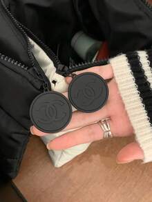 CHANEL Bolsa de almacenamiento cuadrada negra clásica con decoración impresa de doble anillo circular blanco, cremallera a juego y accesorio colgante redondo, tela suave, gran capacidad para almacenar cosméticos y productos de belleza, portátil y fácil de organizar, adecuada para viajes diarios, almacenamiento en el hogar y transporte en otoño/invierno, también es un gran regalo para amigos y familiares. - Negro - Ver 2