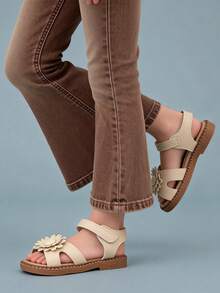 1双米色雏菊装饰软皮女童凉鞋，防滑平底交叉绑带+踝带，甜美清新风格，热门单品，好评如潮，舒适柔软鞋底，理想的儿童假日凉鞋