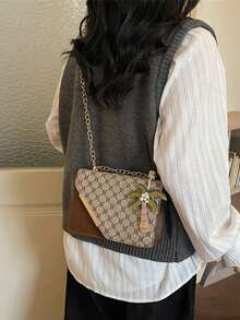 这款时尚百搭的单肩包采用撞色咖啡色设计，并饰有小巧的椰子树吊坠。它配有双磁扣和顶部金属链条肩带。这款小巧的方形包可以单肩背、斜挎或手提。它可容纳口红、钥匙和化妆品等日常必需品。适合女性通勤、外出、购物、约会和日常场合使用。 - 咖啡 - 查看 5