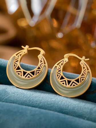 一对复古玉石小耳环，优雅别致，适合女性日常佩戴