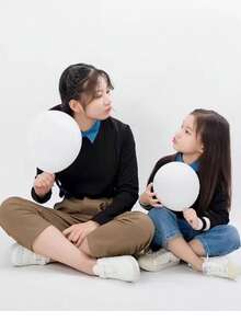 1件女士牛仔休闲衬衫，配有可拆卸领子，包括立领、尖领、圆领、荷叶领等多种款式，多功能可拆卸领，适合秋冬季服装搭配。