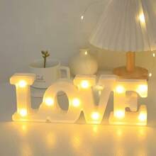 单字母发光装饰灯，情人节告白夜灯 LOVE，适用于家庭节日、婚礼、生日、酒吧、商店和户外装饰，为您的庆祝活动和派对增添氛围和灯光效果（需要两节 AAA 电池，不包含在内） - 彩色 - 查看 3