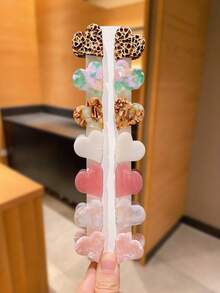 Conjunto de 2 presilhas de cabelo femininas multicoloridas em formato de coração com estampa de leopardo e detalhes em formato de coração. Design simples e moderno, ideal como acessório de cabelo para presentear meninas e perfeito para usar no dia a dia. - Multicolorido - Ver 2