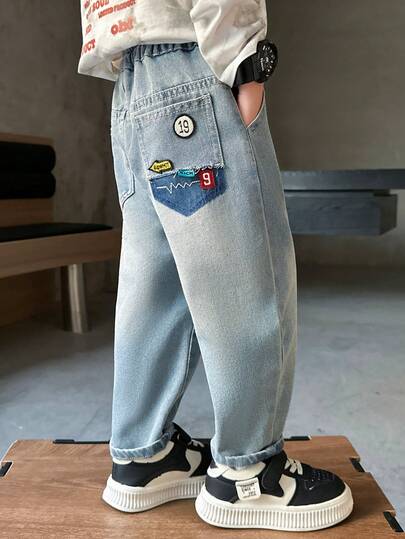 男童秋季宽松直筒牛仔裤，饰有刺绣数字设计，适合休闲、上学、户外穿着。