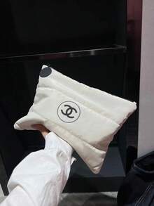 CHANEL 柔软方形收纳袋/化妆包，饰有3D圆形双C印花，黑色拉链和圆形挂钩细节，大容量可收纳化妆品和护肤品，便携方便日常通勤、居家收纳和春季外出，也是送给女朋友生日和节日的实用礼物之选。 - 白色 - 查看 3