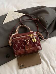 这是一款高品质的方形女士手提包，酒红色，采用绗缝设计，饰有字母标签，顶部提手饰有丝巾，配有顺滑的金属拉链、可调节顶部提手和可拆卸肩带，可斜挎或手提，适合女性外出、购物、约会和日常场合。 - 酒紅色 - 查看 7