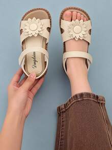 1双米色雏菊装饰软皮女童凉鞋，防滑平底交叉绑带+踝带，甜美清新风格，热门单品，好评如潮，舒适柔软鞋底，理想的儿童假日凉鞋