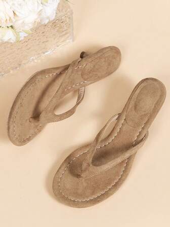 Sandalias de tacón alto de moda para mujer, nuevos lanzamientos de primavera/verano 2026, sandalias slip-on de punta redonda para playa/resort, pantuflas con tacón de gatito pequeño para exteriores