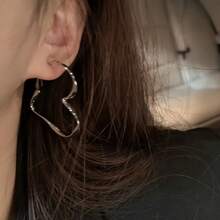 A Pair Of Simple Versatile Hollow Heart-Shaped Earrings - 金色的 - 查看 4