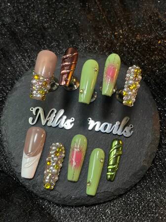 10 handgjorda heltäckande lösnaglar med långa naglar, gröna och rosa naglar, vita franska naglar, rosa tie-dye, nagelkonstset i Y2K-stil, med 3D-stereofärgade diamanter och pärlor, handmålade hjärtformade och krompulvergeometriska mönster, lämpliga för kvinnor och flickor, festivaler, vardag, arbete, sammankomster och andra platser, levereras med 1 mini-nagelfil och 1 dubbelsidig självhäftande etikett, det är också en utmärkt present till flickor.