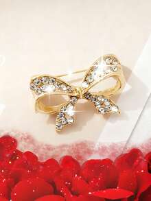 1枚法式经典蝴蝶结胸针，优雅百搭的设计，适合春、夏、秋、冬四季佩戴，是送给伴侣、朋友和同事的完美情人节礼物，配有精致的礼盒，为您的日常穿着、约会、派对和通勤装扮增添浪漫和精致的气息。