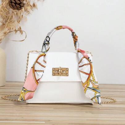 Kabartmalı ekose desenli, günlük kullanıma uygun, eşarplı küçük kadın el çantası.