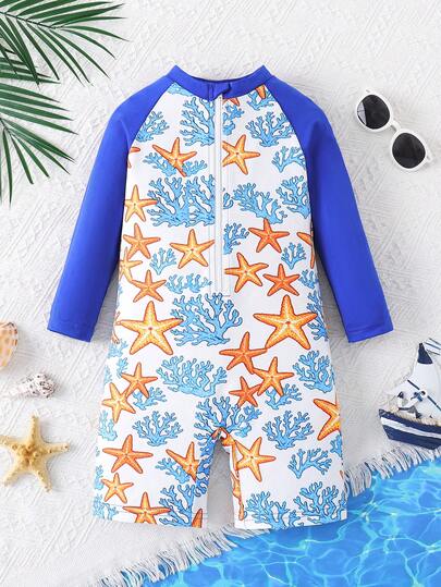 Traje de baño de una pieza con estampado digital de estrellas de mar, bloques de color azul y blanco, y mangas raglán para niños pequeños, de estilo casual y cómodo, adecuado para vacaciones y natación en verano