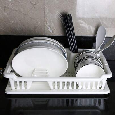 Dit meerlaagse plastic afdruiprek biedt ruimte aan diverse keukenartikelen zoals borden, kommen, eetstokjes en lepels. Het is geschikt voor elke keuken en heeft een lekbak om het aanrecht droog te houden. Praktisch en gemakkelijk te verplaatsen.