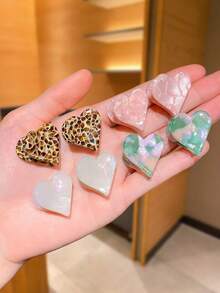 Conjunto de 2 presilhas de cabelo femininas multicoloridas em formato de coração com estampa de leopardo e detalhes em formato de coração. Design simples e moderno, ideal como acessório de cabelo para presentear meninas e perfeito para usar no dia a dia. - Multicolorido - Ver 5