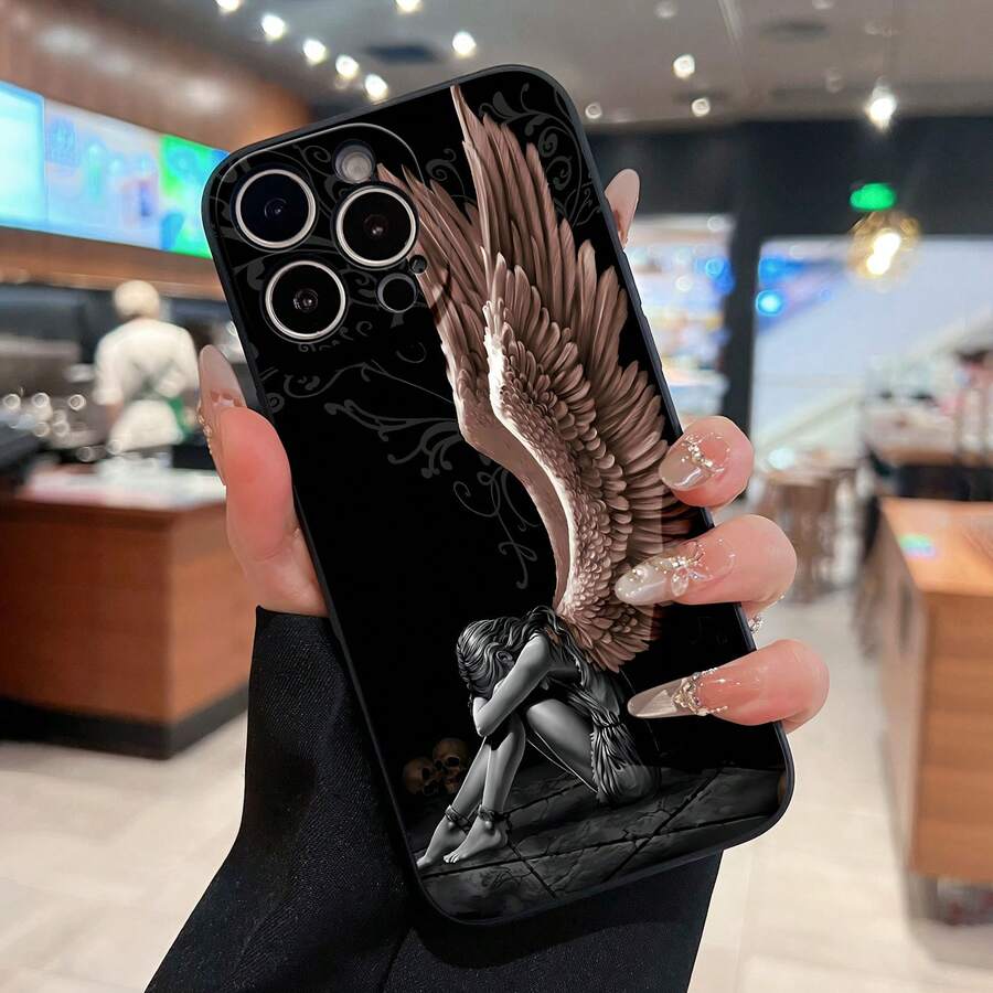 Ángel con alas sentado tristemente sobre un fondo oscuro. Esta elegante funda es compatible con los modelos 17, 16, 15, 14 Pro Max, 13, 12, 11, XR y XS Plus. Fabricada en silicona de vidrio, ofrece protección contra golpes y caídas, además de una sensación superior. Es un regalo ideal para familiares, amigos y seres queridos, y una opción perfecta para Año Nuevo. - Negro - Ver 1
