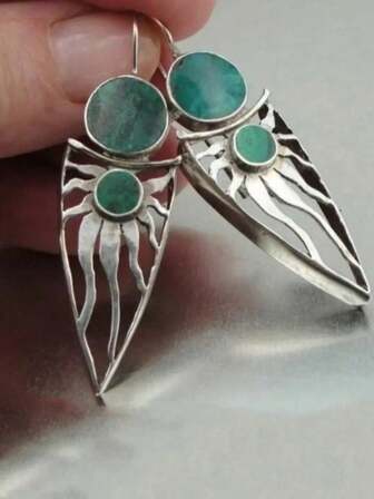 一对复古简约波西米亚风太阳图案镂空仿宝石吊坠耳环，适合旅行度假，是送给女性的完美礼物。