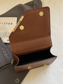 这款时尚百搭的单肩包采用撞色咖啡色设计，并饰有小巧的椰子树吊坠。它配有双磁扣和顶部金属链条肩带。这款小巧的方形包可以单肩背、斜挎或手提。它可容纳口红、钥匙和化妆品等日常必需品。适合女性通勤、外出、购物、约会和日常场合使用。 - 咖啡 - 查看 3