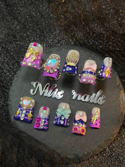 10 piezas Juego de uñas acrílicas cortas de pato, uñas moradas y azules, francesas moradas y azules, accesorios de decoración de lazos 3D, estrellas y diamantes, gemas de uñas de colores, patrones geométricos dibujados a mano y lunares, adecuados para mujeres para uso diario, fiestas y eventos temáticos (con: un trozo de pegamento de gelatina y una tira de fricción) Suministros para uñas