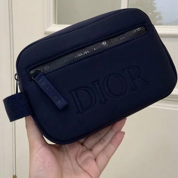 Christian Dior Túi đựng mỹ phẩm du lịch màu xanh hải quân, chất liệu mềm mại, có logo dập nổi, quai xách phía trên và khóa kéo. - Màu xanh hải quân - Xem 1