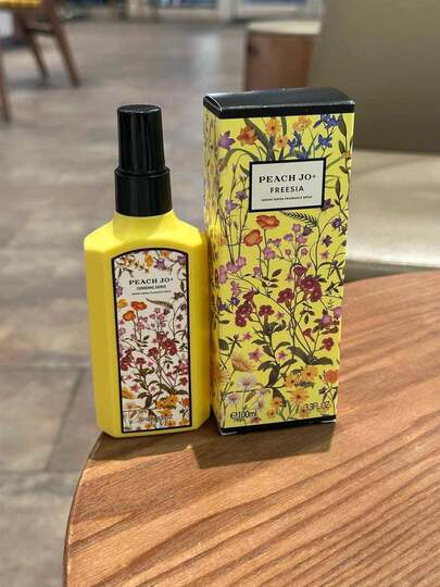 1瓶100毫升香草椰子香氛喷雾，混合了奶油煎饼、薰衣草、咖啡、白香、茉莉和铃兰的香气，是一款便携式空气清新剂，持久留香，适用于客厅、浴室、酒店、圣诞节、情人节等场合。