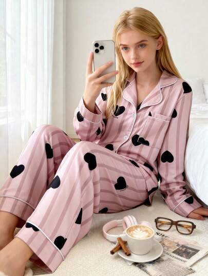 时尚甜美的女童休闲家居服，条纹爱心字母印花长袖上衣搭配翻领开衫，纽扣设计。保暖舒适，适合春、秋、冬季假期、情人节、派对、居家休闲、日常散步和阅读。