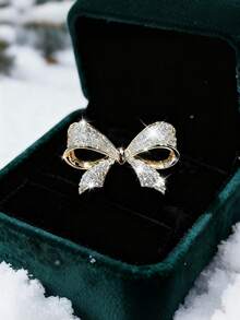 1枚法式经典蝴蝶结胸针，优雅百搭的设计，适合春、夏、秋、冬四季佩戴，是送给伴侣、朋友和同事的完美情人节礼物，配有精致的礼盒，为您的日常穿着、约会、派对和通勤装扮增添浪漫和精致的气息。