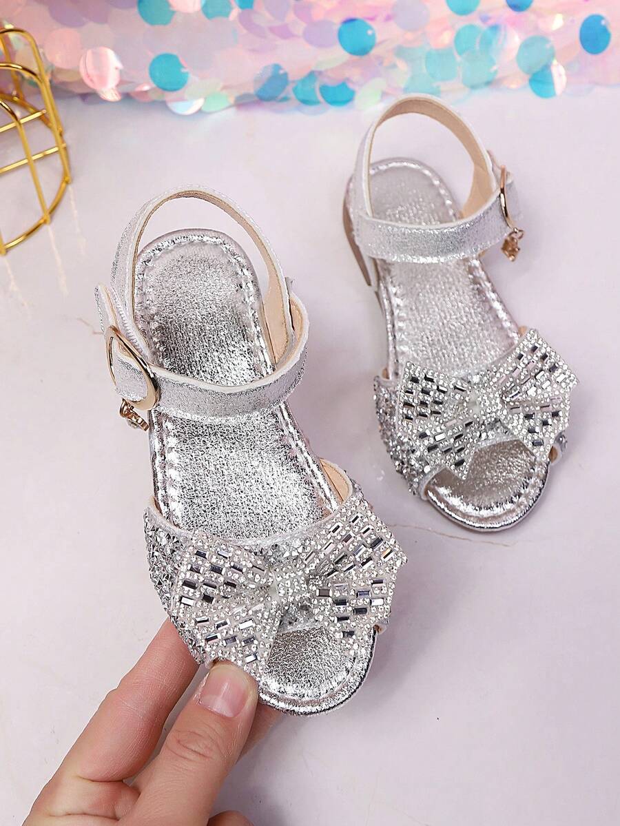1双银色幼儿/小女孩平底凉鞋，柔软皮革，彩色水钻蝴蝶结装饰，经典露趾设计，防滑软底，魔术贴搭扣，时尚公主凉鞋，适合3-12岁儿童，日常、假日、派对、2026春夏款 - 銀色 - 查看 1