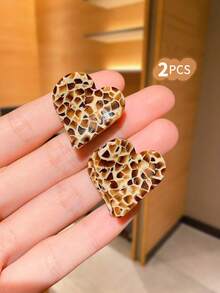 Conjunto de 2 presilhas de cabelo femininas multicoloridas em formato de coração com estampa de leopardo e detalhes em formato de coração. Design simples e moderno, ideal como acessório de cabelo para presentear meninas e perfeito para usar no dia a dia. - Multicolorido - Ver 8